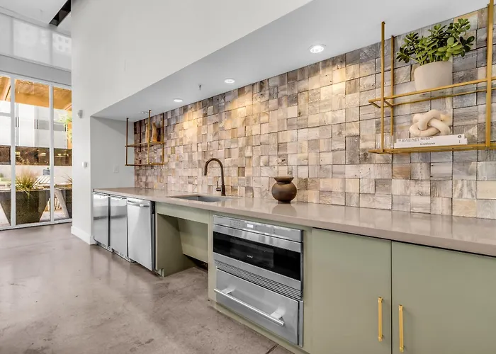 Apartment Centric 2br In Heart Of Dtphx Free Garage Parking