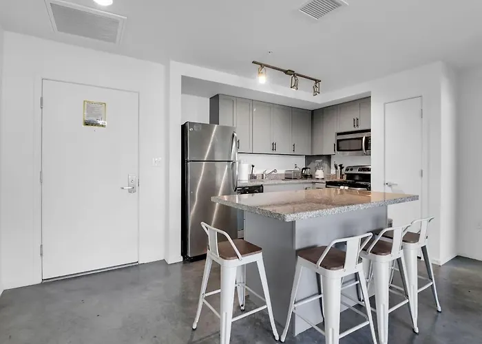Centric 2br In Heart Of Dtphx Free Garage Parking