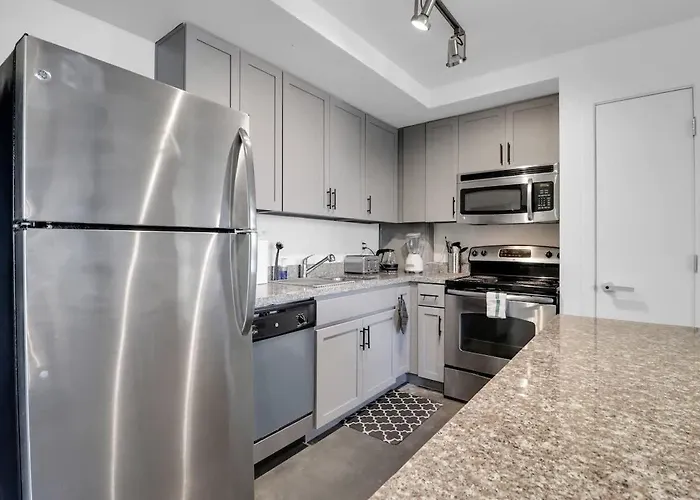 Centric 2br In Heart Of Dtphx Free Garage Parking Apartment