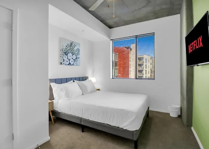 Apartment Centric 2br In Heart Of Dtphx Free Garage Parking *