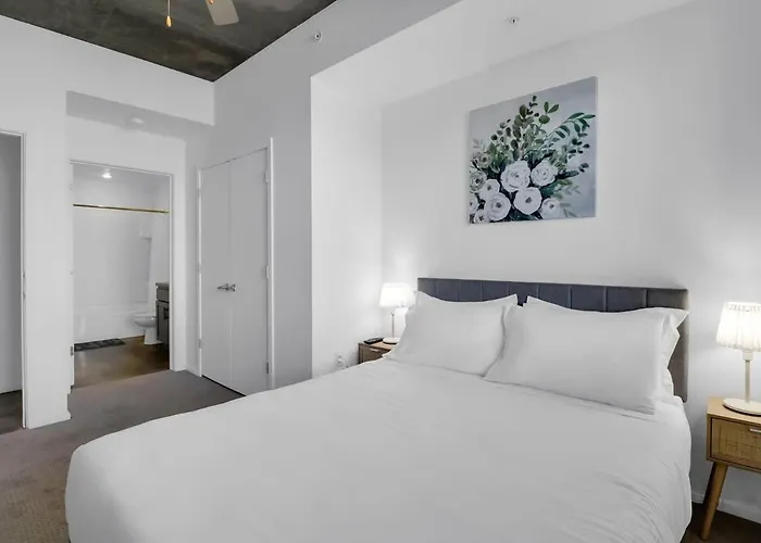 Centric 2br In Heart Of Dtphx Free Garage Parking Apartment *