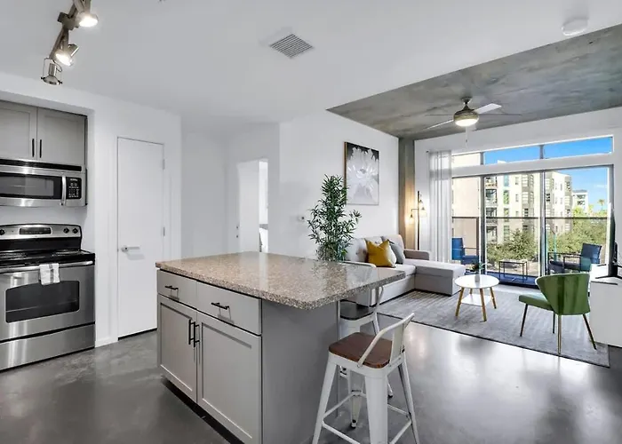Apartment Centric 2br In Heart Of Dtphx Free Garage Parking *