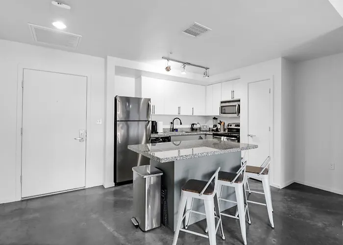 Centric 2br In Heart Of Dtphx Free Garage Parking *