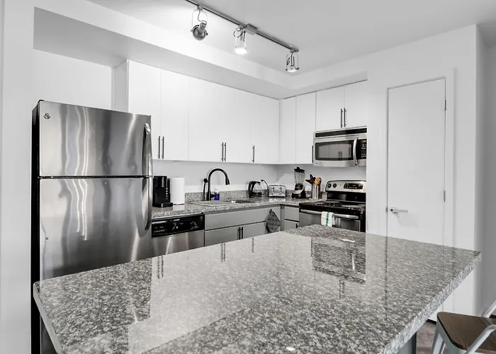 Centric 2br In Heart Of Dtphx Free Garage Parking Apartment *