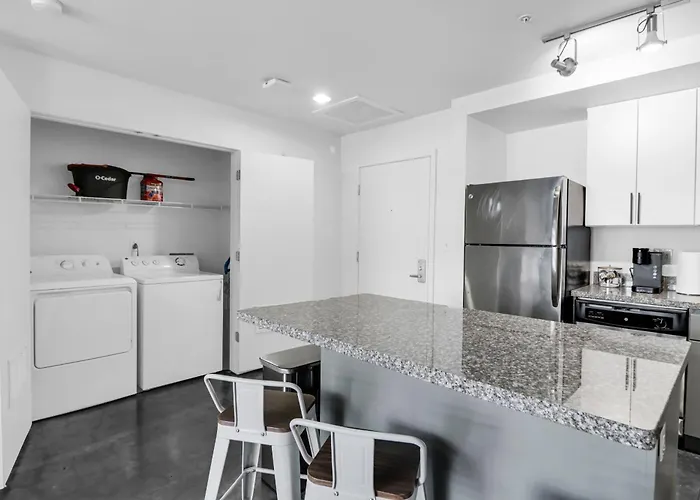 Centric 2br In Heart Of Dtphx Free Garage Parking Apartment *